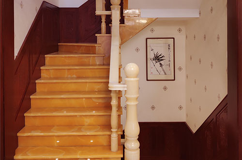 保康中式别墅室内汉白玉石楼梯的定制安装装饰效果